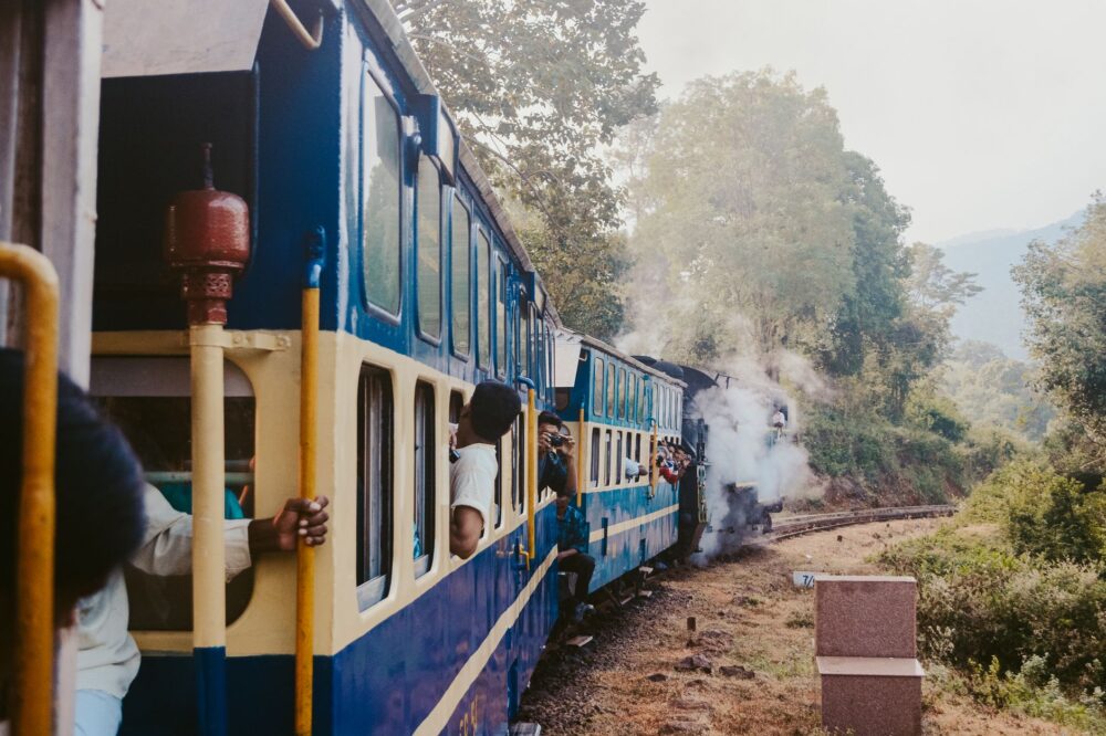 El Tren de las Plantaciones de Darjeeling: Ingeniería de vapor, logística de montaña y la conectividad ferroviaria hacia el Himalaya indio