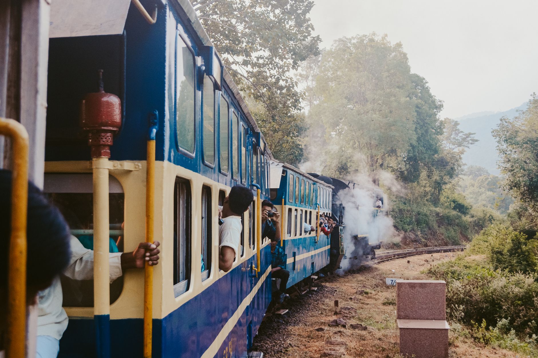 El Tren de las Plantaciones de Darjeeling: Ingeniería de vapor, logística de montaña y la conectividad ferroviaria hacia el Himalaya indio