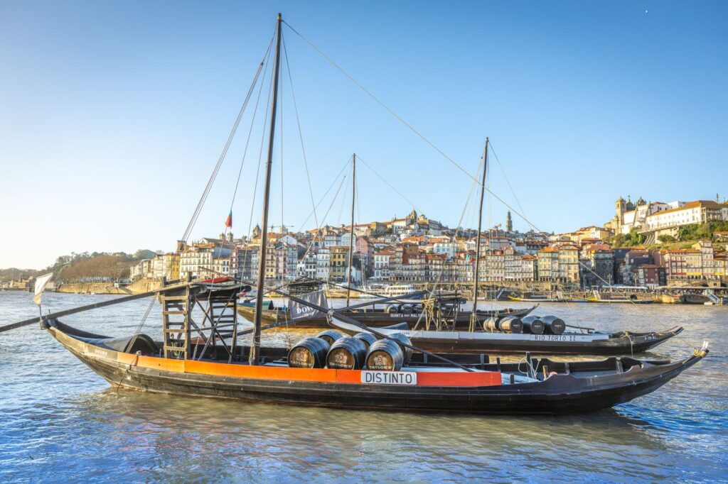 El latido costero de Oporto: Ingeniería de los puentes del Duero, arquitecturas de hierro y la conectividad fluvial del norte luso