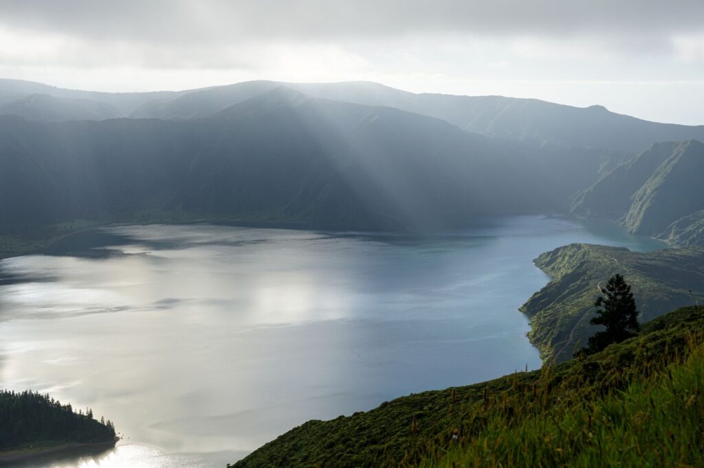 El latido secreto de las Azores: navegación oceánica y arquitectura volcánica en las islas de fuego