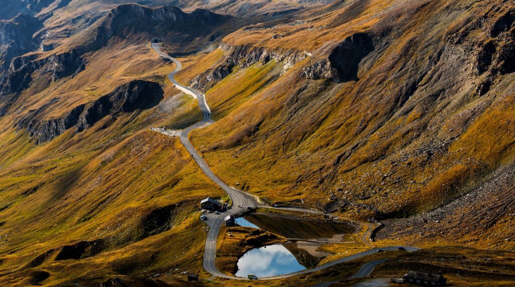 El laberinto oceánico de los fiordos de Fiordland: conectividad náutica, aviación de montaña y la odisea logística en la costa suroccidental de Nueva Zelanda