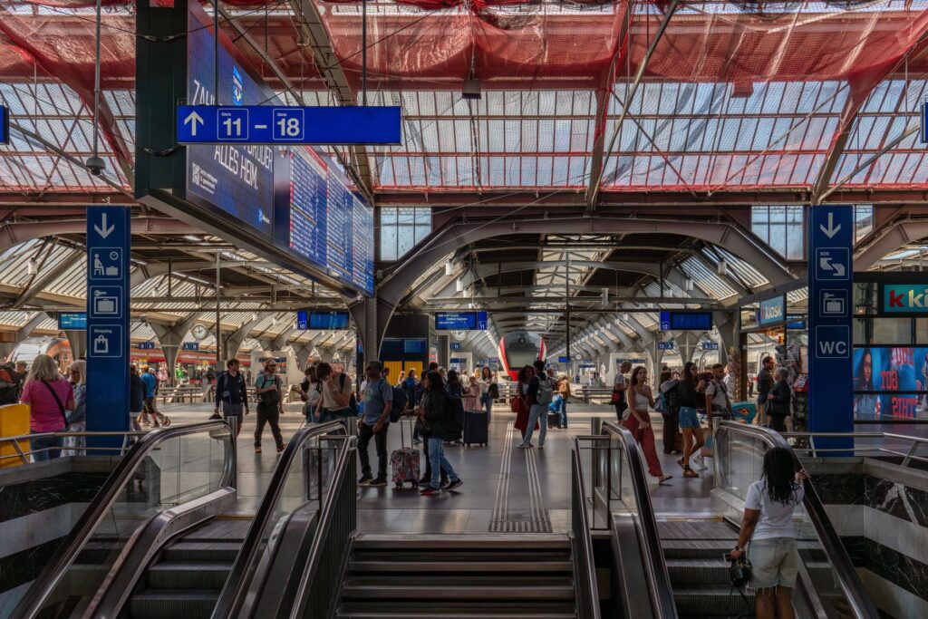 El colapso aéreo en Asia de 2026 y la resurrección de los trenes transcontinentales