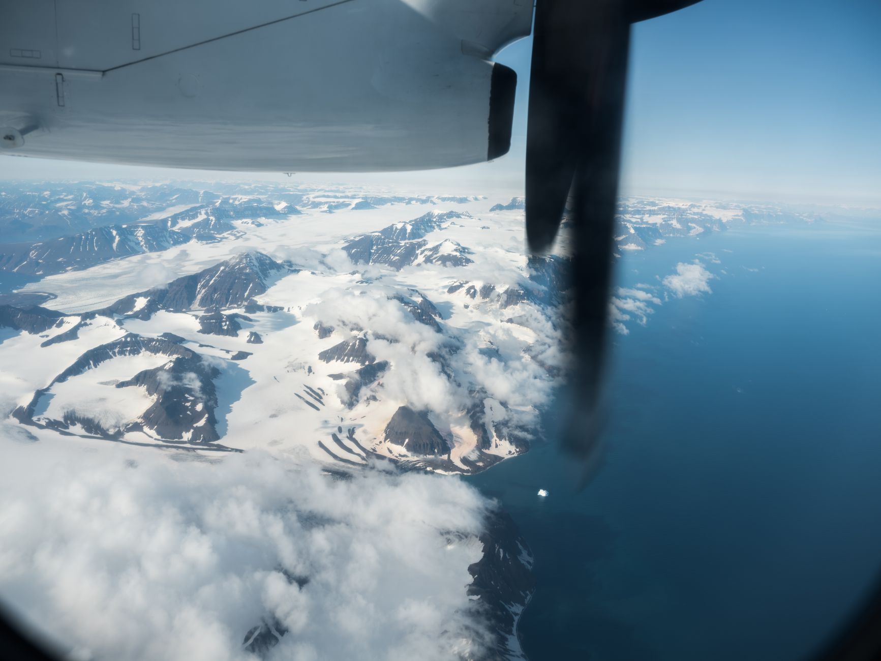 El laberinto aéreo del archipiélago de Svalbard: aeronaves de ventisca, pistas de permafrost y la frágil conectividad del paralelo 78