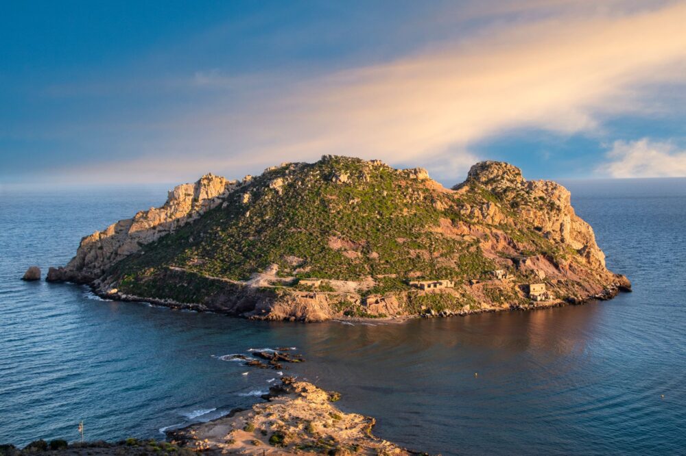 El laberinto intermodal del archipiélago de las islas de los Pinos: goletas de madera, pistas de laterita y la frágil conectividad de un santuario insular