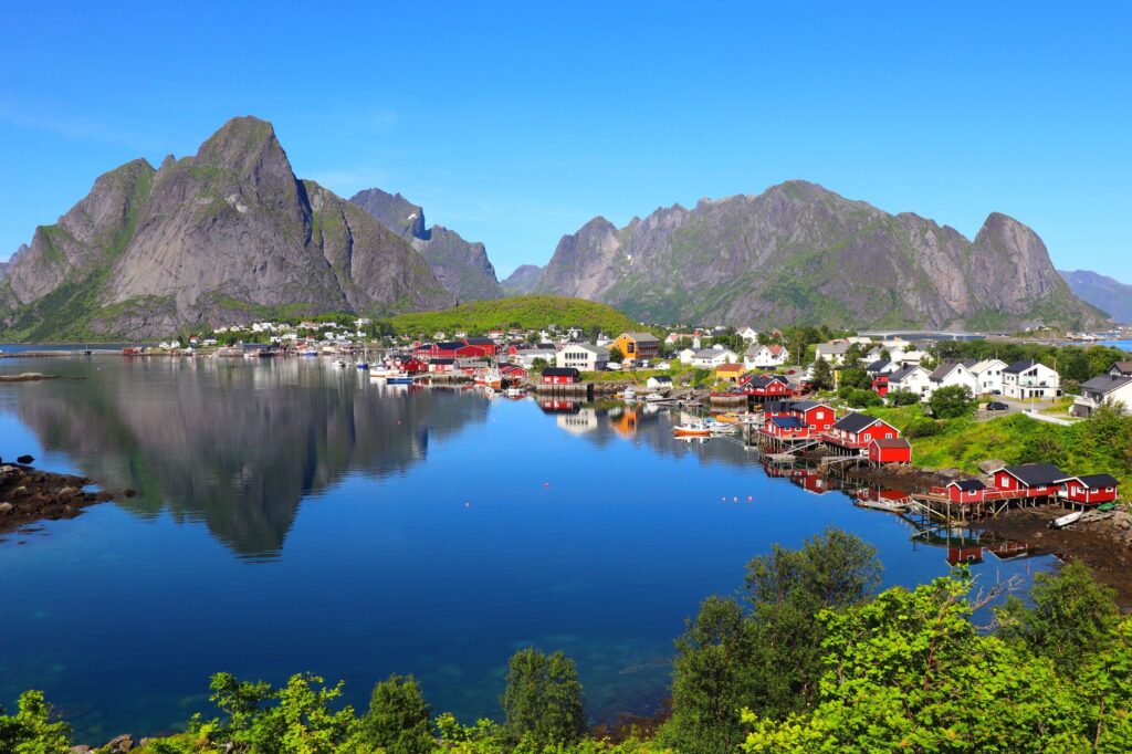 El latido meridional del archipiélago de las Lofoten: Ingeniería de puentes, pasos de mar y la conectividad insular noruega