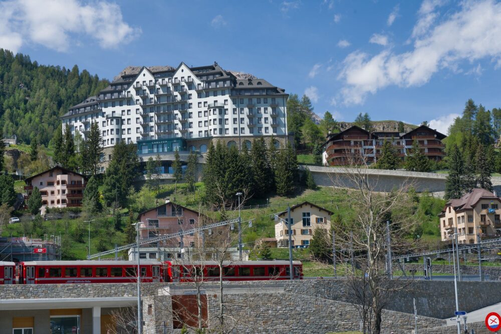 El latido alpino del Bernina: Ingeniería de alta montaña, desniveles extremos y la conectividad transfronteriza entre Suiza e Italia