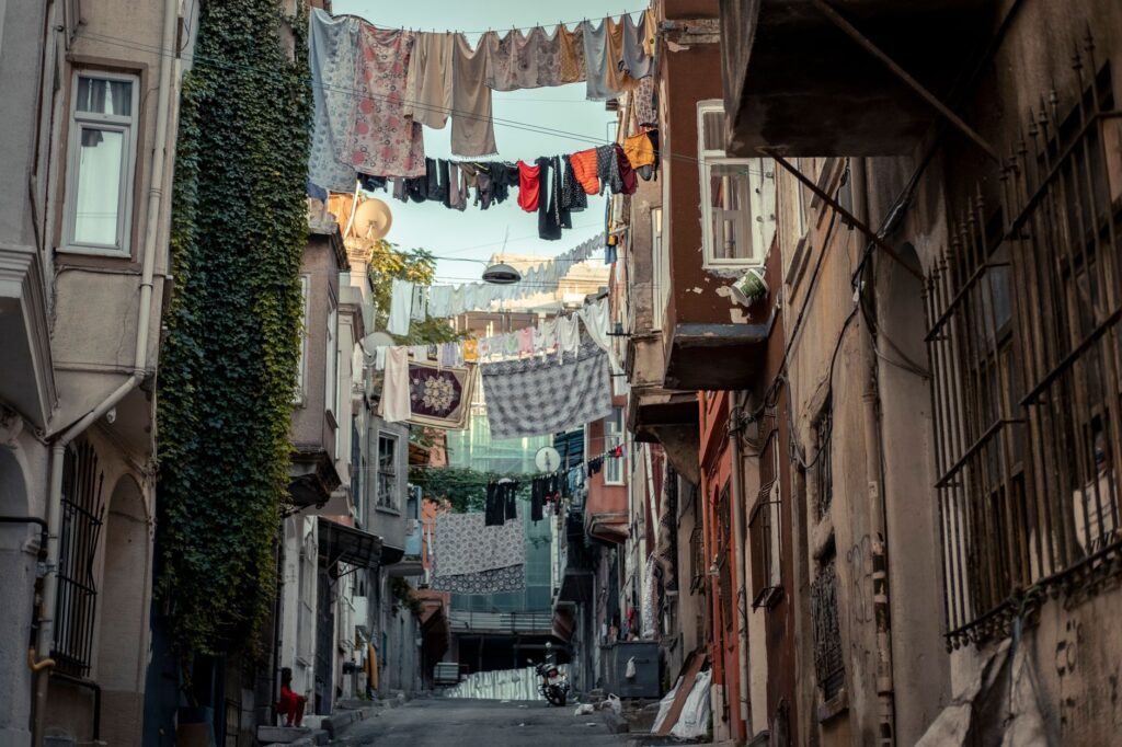 El latido de hierro de los tranvías de Lisboa: Adoquines, contrapesos y la ingeniería anfibia de las Siete Colinas