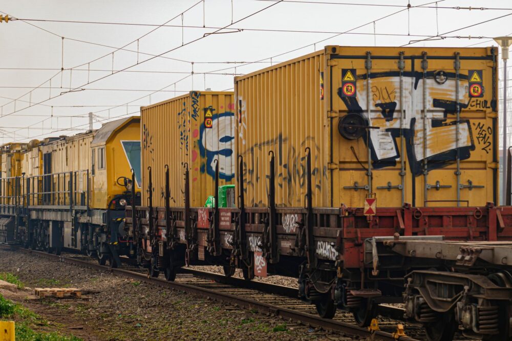 El laberinto de las llanuras mareales: cómo la navegación de bajas emisiones y los trenes costeros transforman el transporte en Frisia