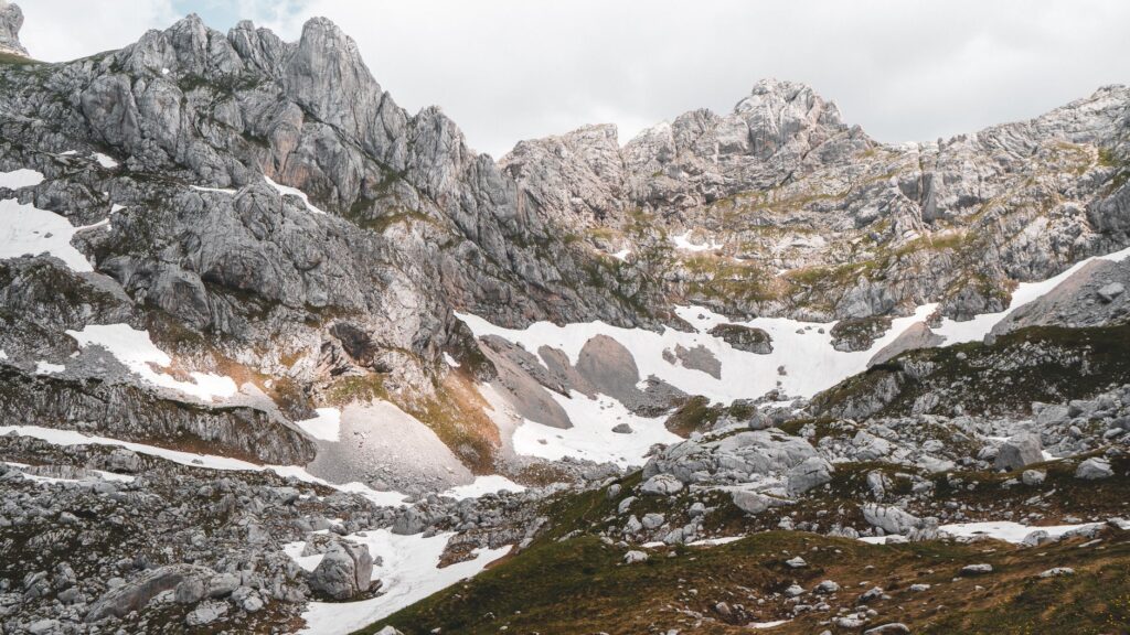 El Refugio de la Gamuza de los Alpes Dináricos: Biología, Corredores Kársticos y Conservación en el Parque Nacional de Durmitor