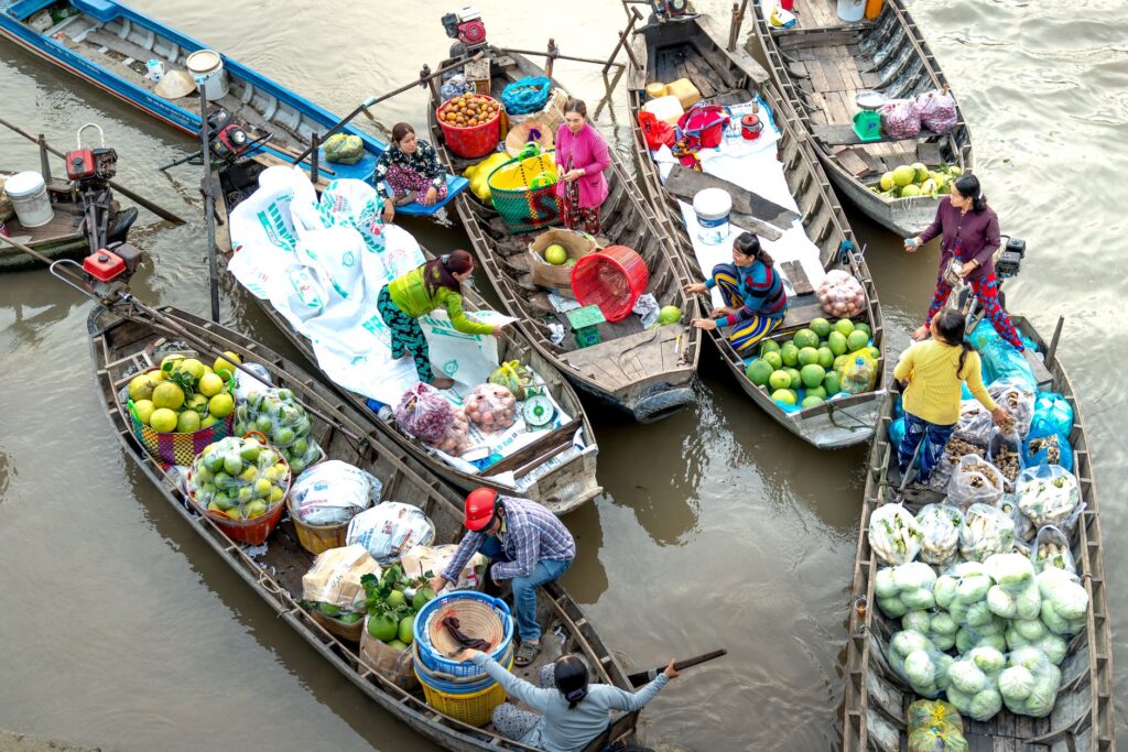 El latido meridional del delta del Mekong: Sampanes de arroyo, mercados flotantes y la conectividad anfibia del sur de Vietnam