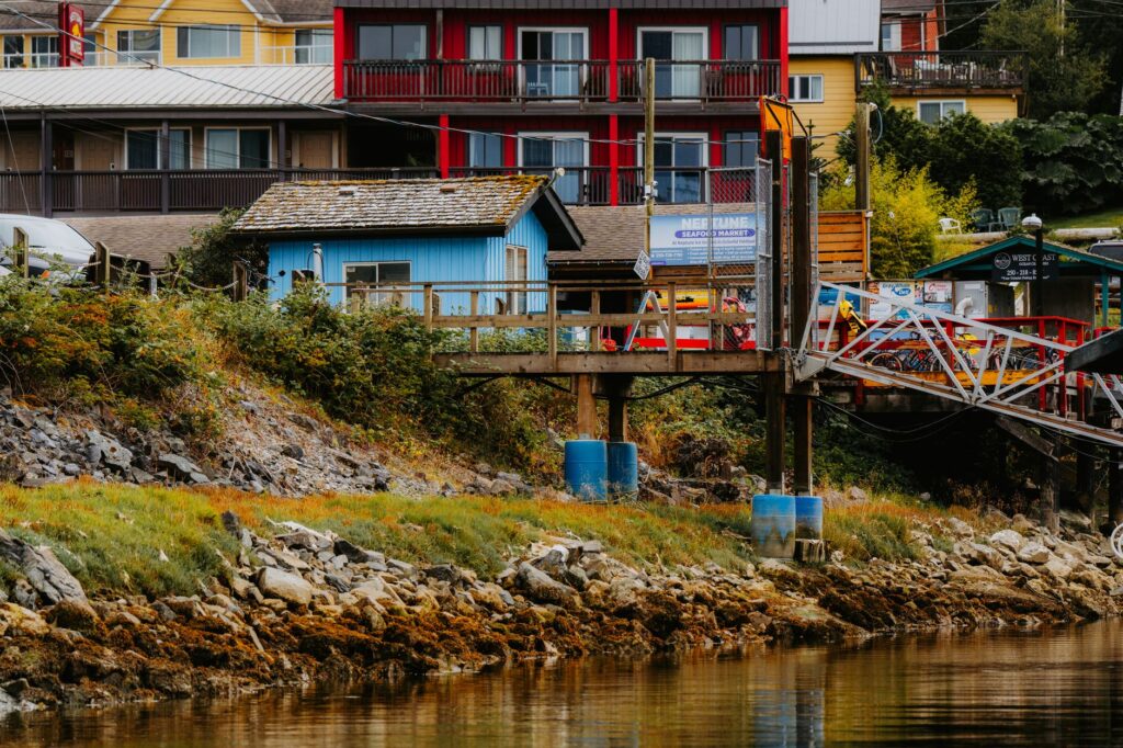 El silencio milenario de los canales de la Patagonia Verde: navegación de bajura y arquitectura maderera en el archipiélago de Chiloé