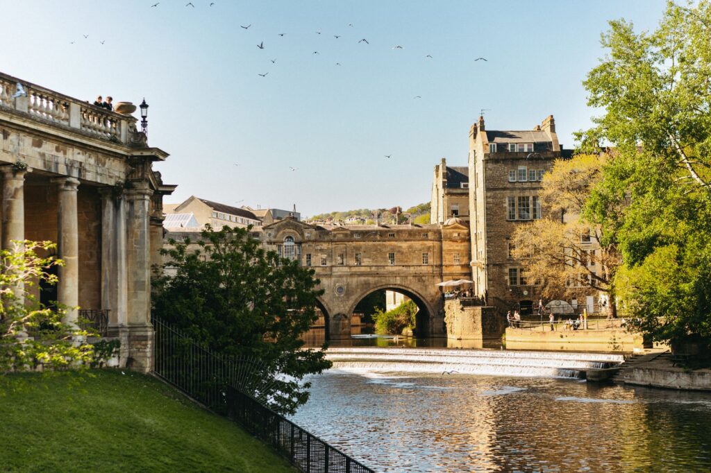 El silencio milenario de los manantiales de Bath: hidroterapia georgiana y arquitectura de piedra en el valle de Somerset