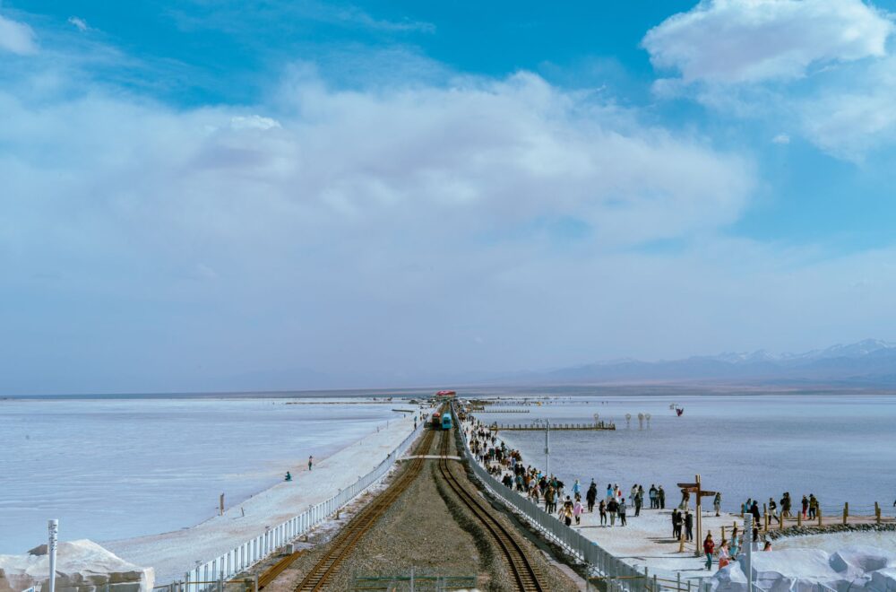 El Ferrocarril Qinghai-Tíbet: Ingeniería del permafrost, logística de oxígeno y la conquista ferroviaria del Techo del Mundo