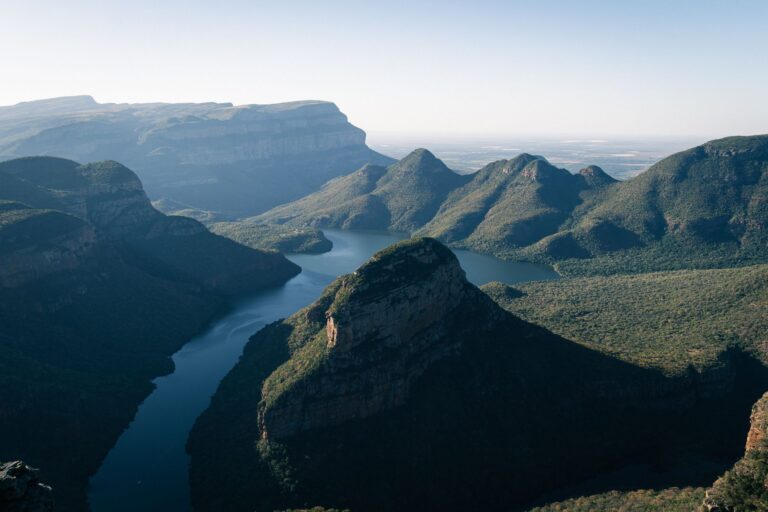 La Travesía del Drakensberg: Guía de Expedición y Senderismo por el Gran Escarpe de Sudáfrica