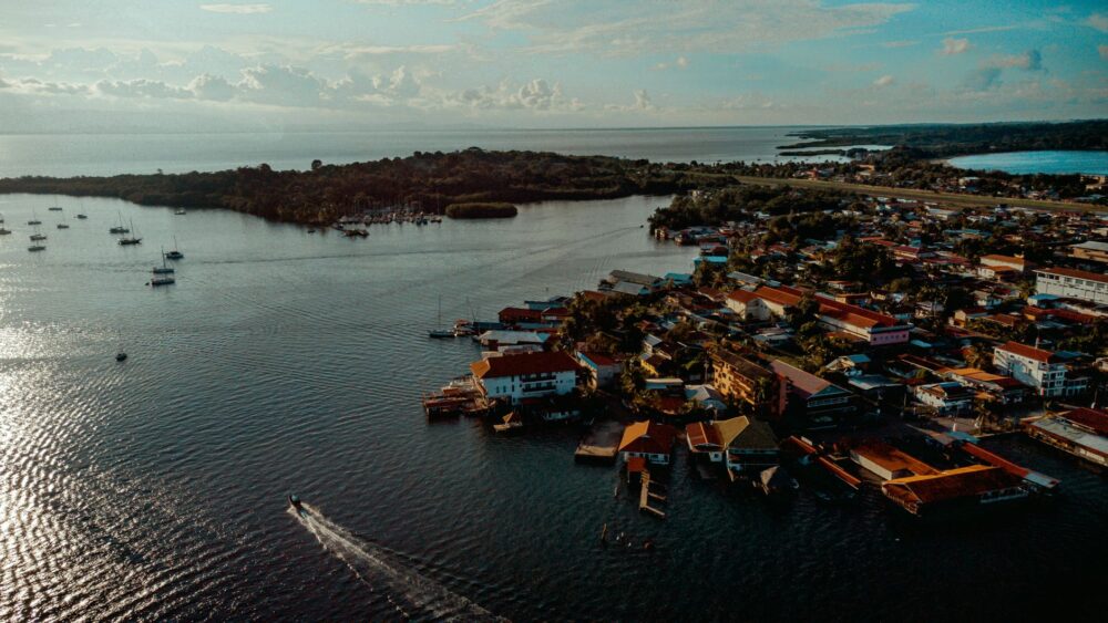 La Travesía del Archipiélago de las Bocas del Toro en Catamarán: Guía de Expedición y Navegación Oceánica por el Caribe Panameño