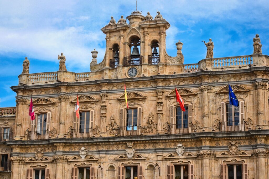 La diplomacia de la piedra dorada: cómo Salamanca reinventa su mapa turístico en Europa