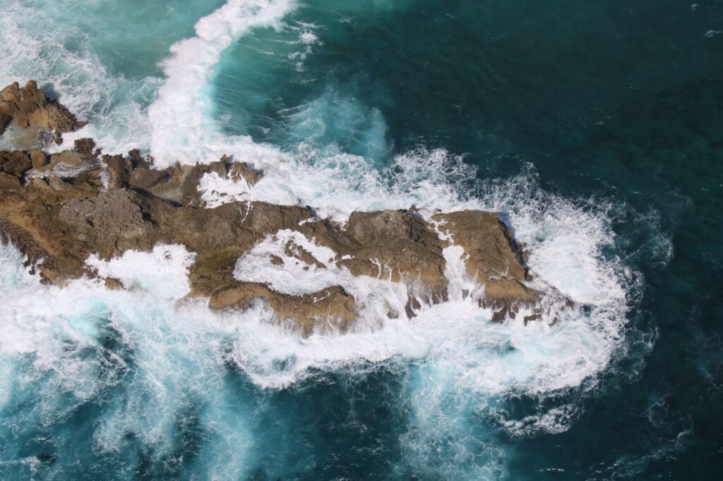El laberinto intermodal de las islas Cook septentrionales: Goletas de carga, arrecifes de coral y la frágil conectividad de Manihiki y Penrhyn