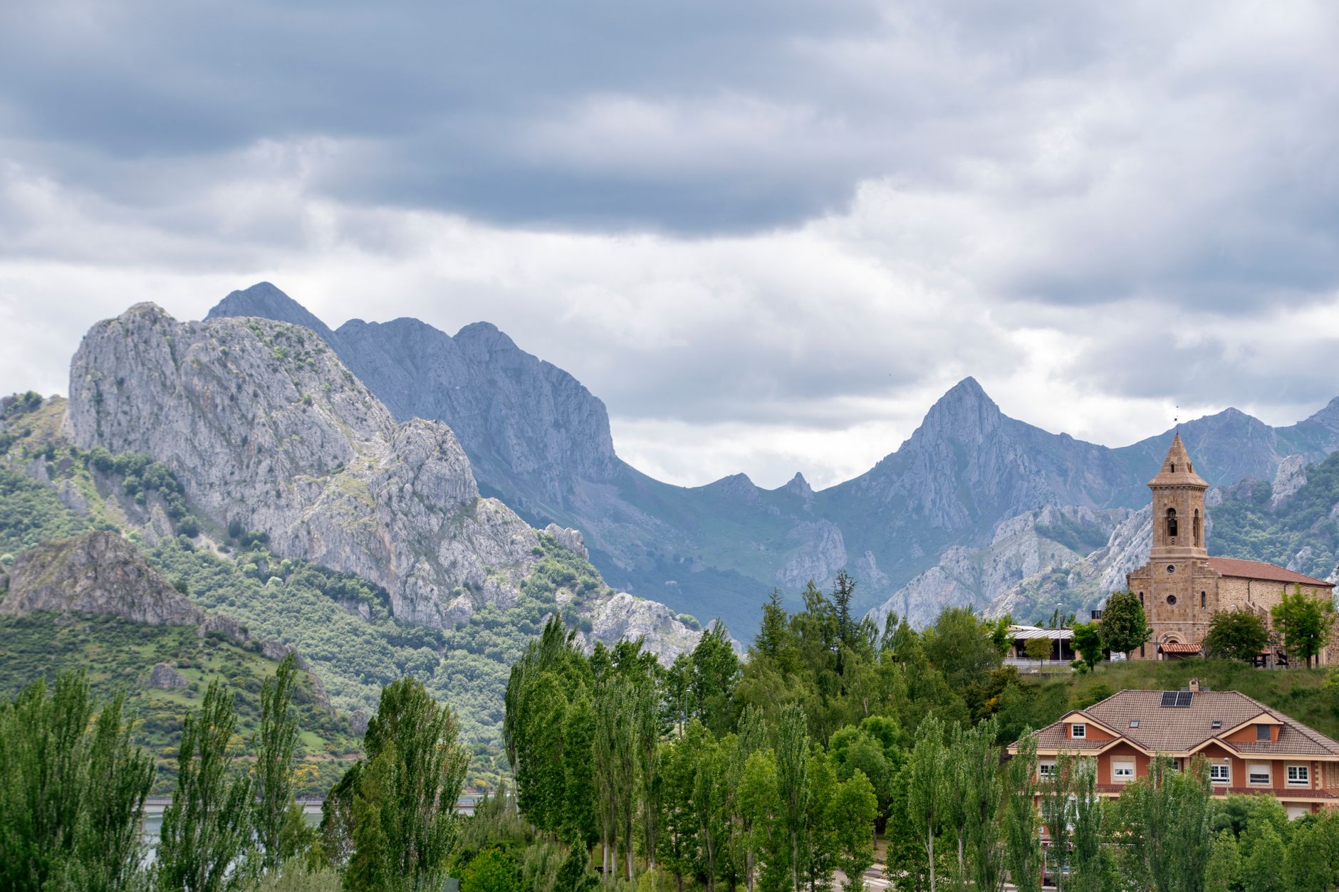 El refugio del rebeco en los Picos de Europa: biología, corredores kársticos y conservación en las alturas cántabras