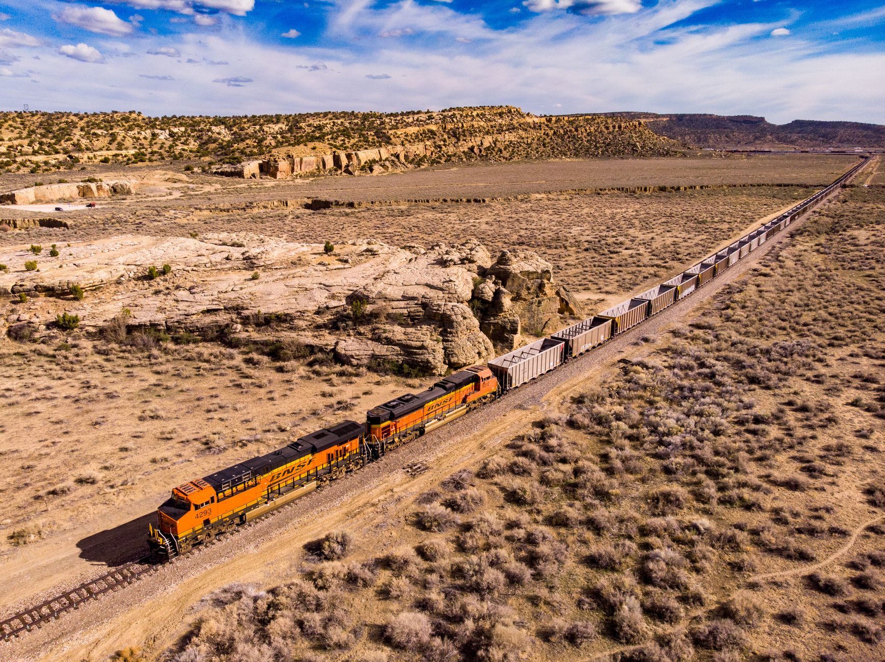 La Conectividad Ferroviaria del Corredor del Céfiro: Ingeniería, Desiertos y la Logística Transcontinental en Norteamérica