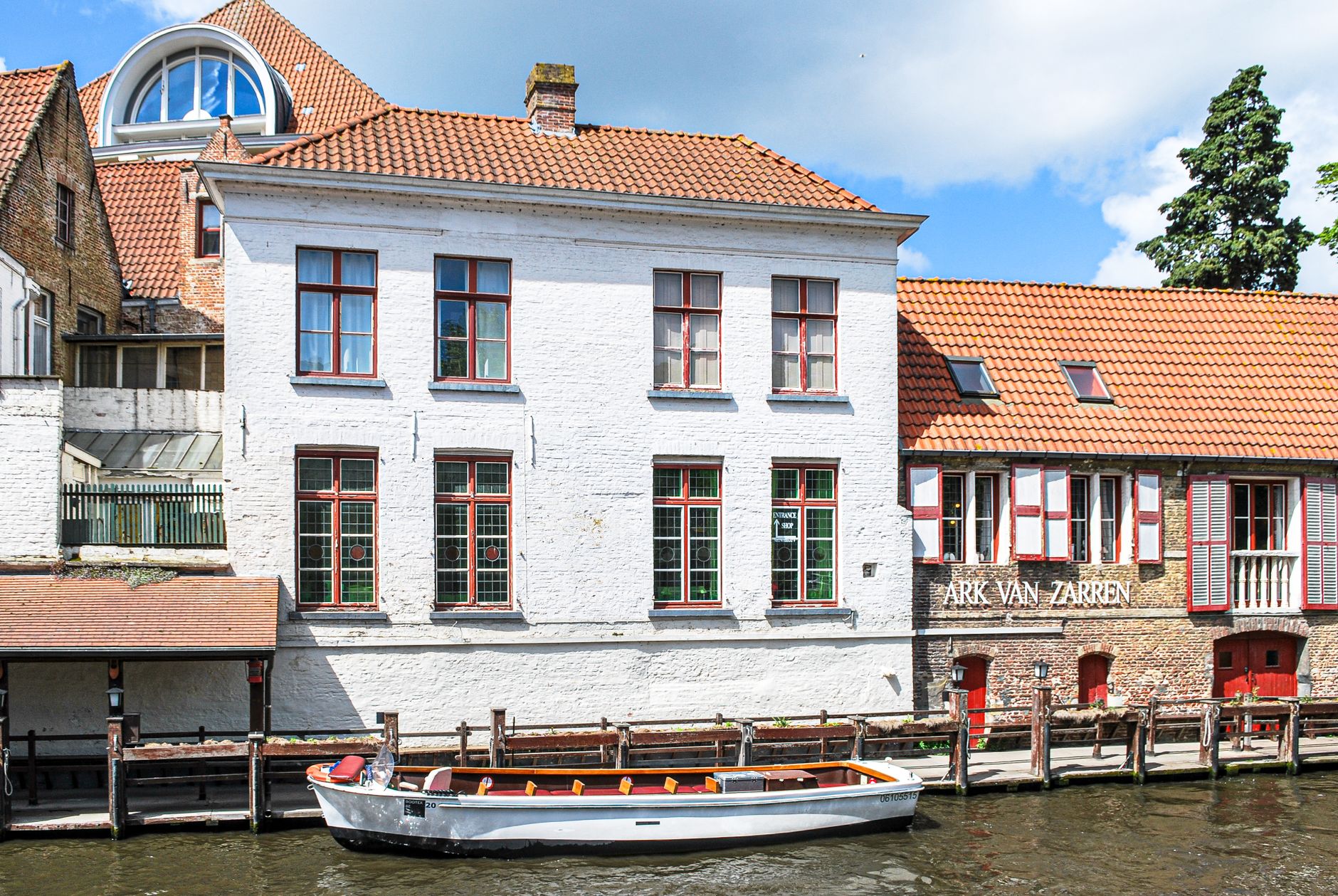 El silencio milenario de los canales de Flandes: navegación fluvial y arquitectura gótica en el corazón de Brujas