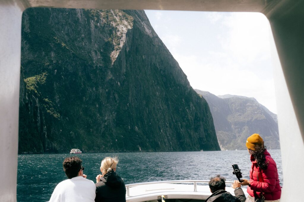 El laberinto de los fiordos de Milford Sound: Navegación de alta mar, ingeniería de túneles y la frágil conectividad de la costa oeste de Nueva Zelanda