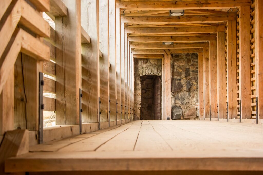 El silencio milenario de los baños de vapor de Vals: hidroterapia alpina y arquitectura de piedra en los valles de los Grisones