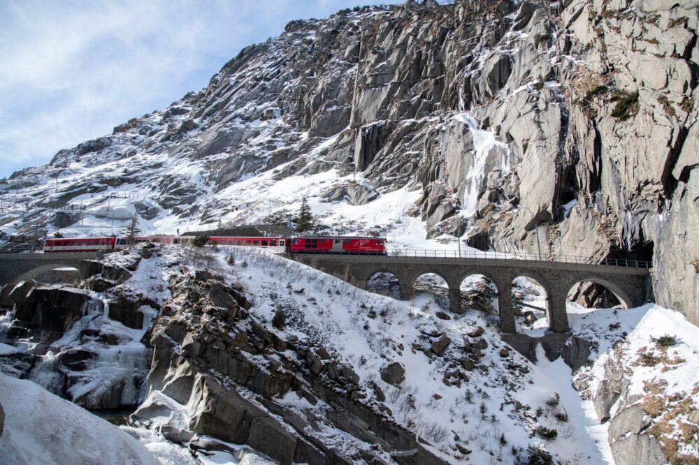 El laberinto alpino del Bernina: trenes panorámicos, pendientes imposibles y la frágil ingeniería de los pasos transfronterizos