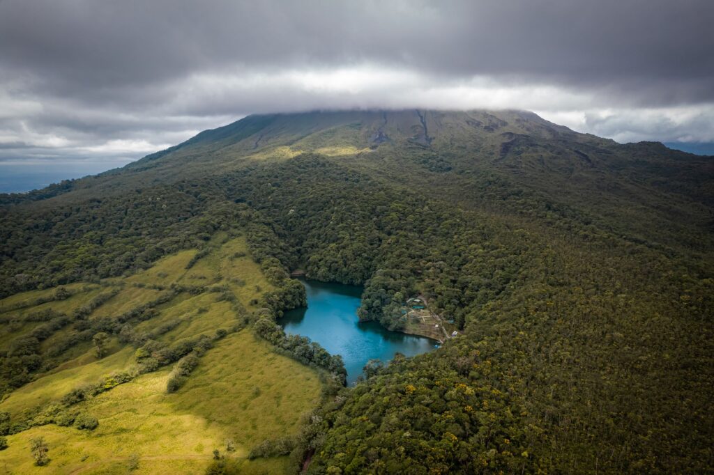 El laberinto intermodal del archipiélago de las islas Vanuatu: canoas de balancín, pistas de coral y la frágil conectividad de un confín melanesio