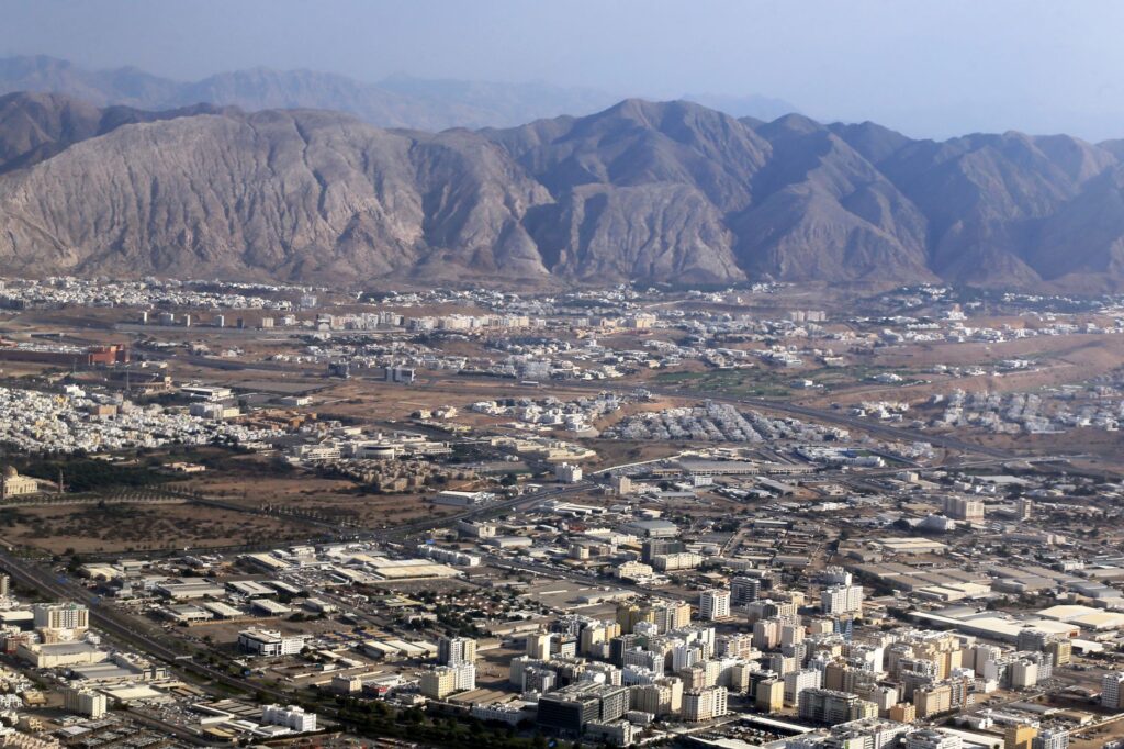 El latido intermodal de la Autopista Trans-Salalah: Ingeniería de niebla, logística monzónica y conectividad en el Dhofar