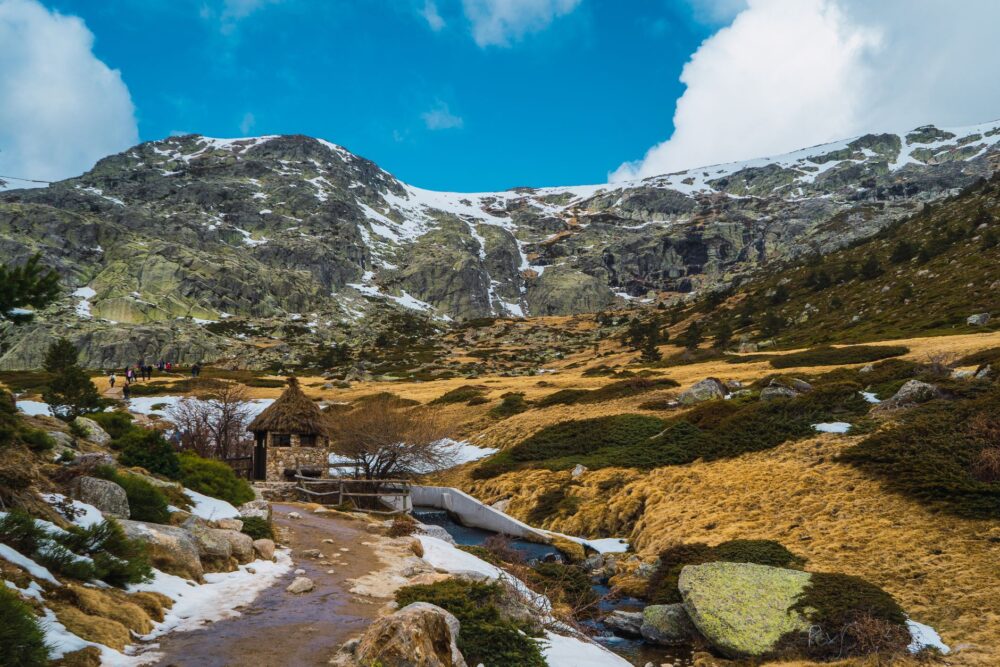 El refugio del rebeco pirenaico en los valles altos del Parque Nacional de Aigüestortes: biología, morfogénesis glaciar y conservación en las cumbres de Lérida