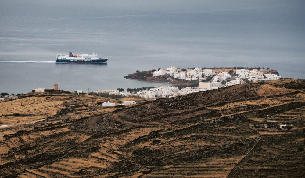 El latido meridional del archipiélago de las Cicladas: Puertos de abrigo, transbordadores de altura y la conectividad insular de Naxos