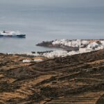 El latido meridional del archipiélago de las Cicladas: Puertos de abrigo, transbordadores de altura y la conectividad insular de Naxos