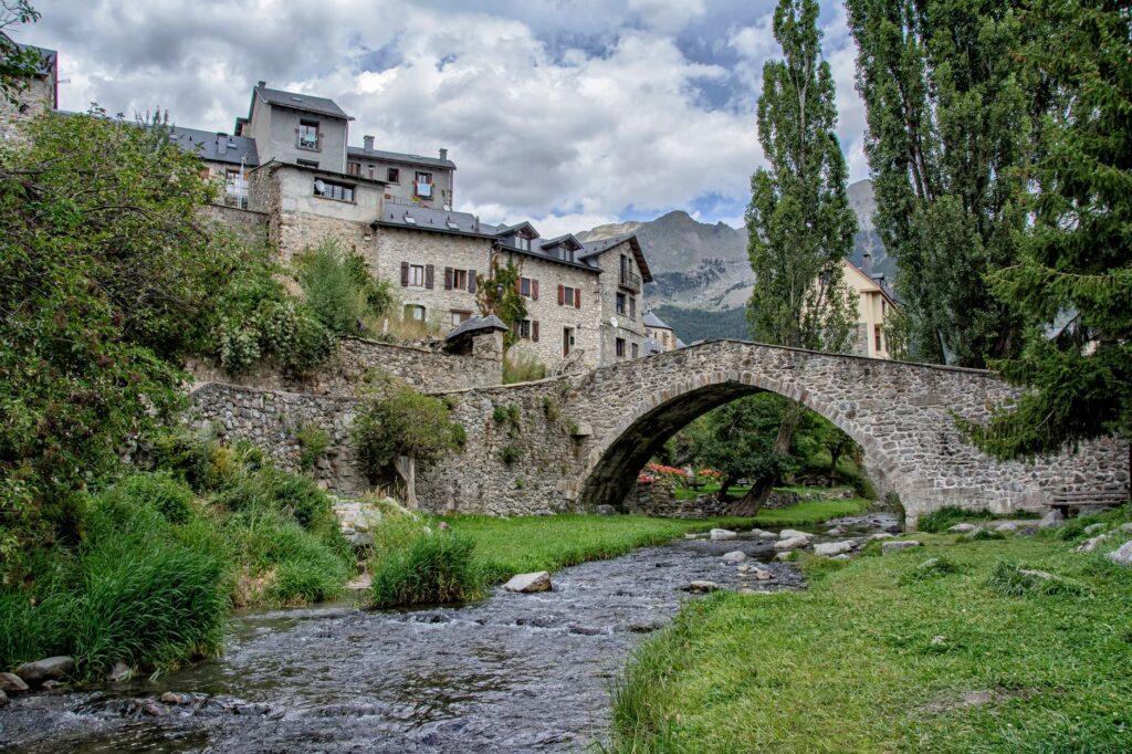 La ruta del Tren Amarillo de los Pirineos: crónica de un viaje lento por la columna vertebral de Europa