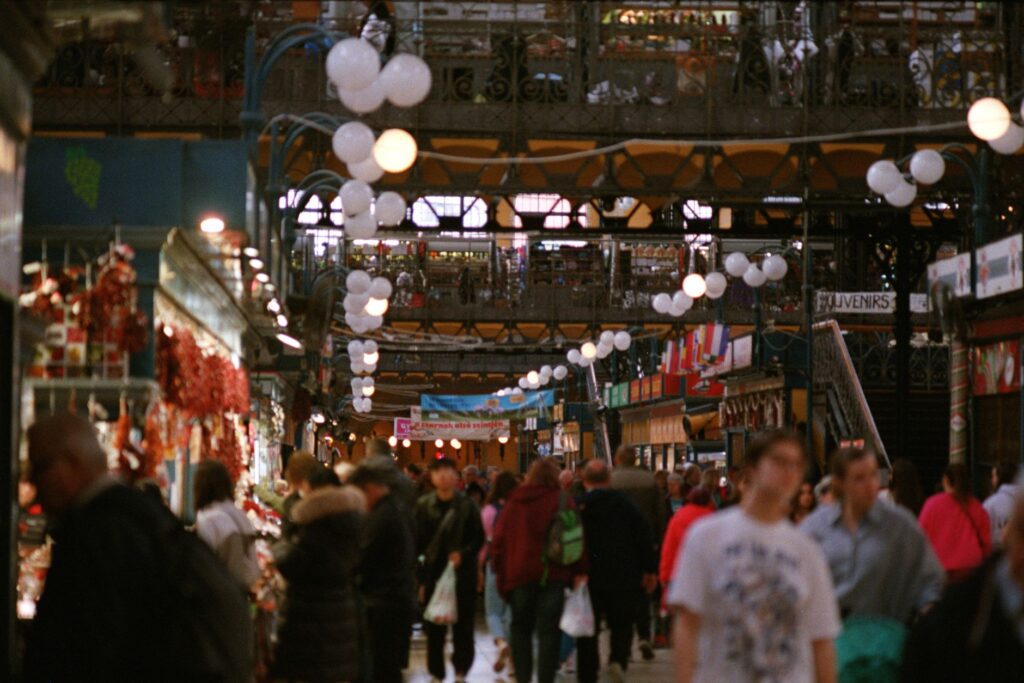 El secreto de la arcilla y el torrente: la liturgia del Mercado Central de Orense y los tesoros de la Comarca