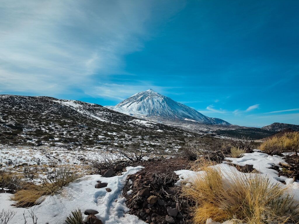 El Dominio de las Crestas Volcánicas: Geología y Sostenibilidad en el Parque Nacional del Teide