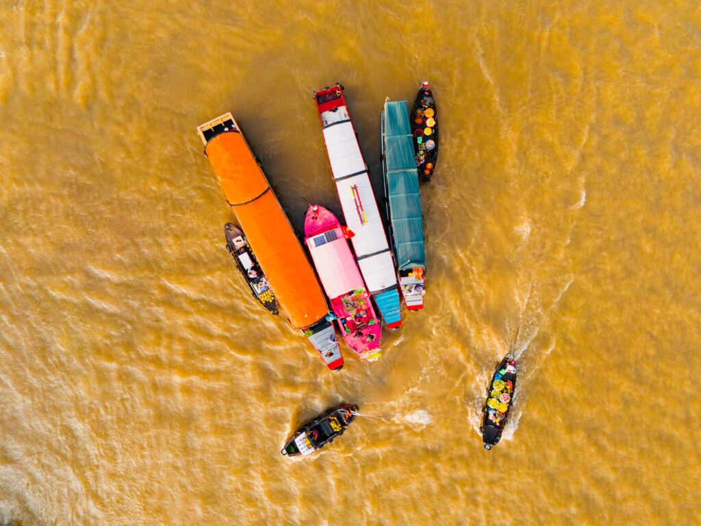 El latido meridional del delta del Mekong: Sampanes de arroyo, mercados flotantes y la conectividad anfibia del sur de Vietnam