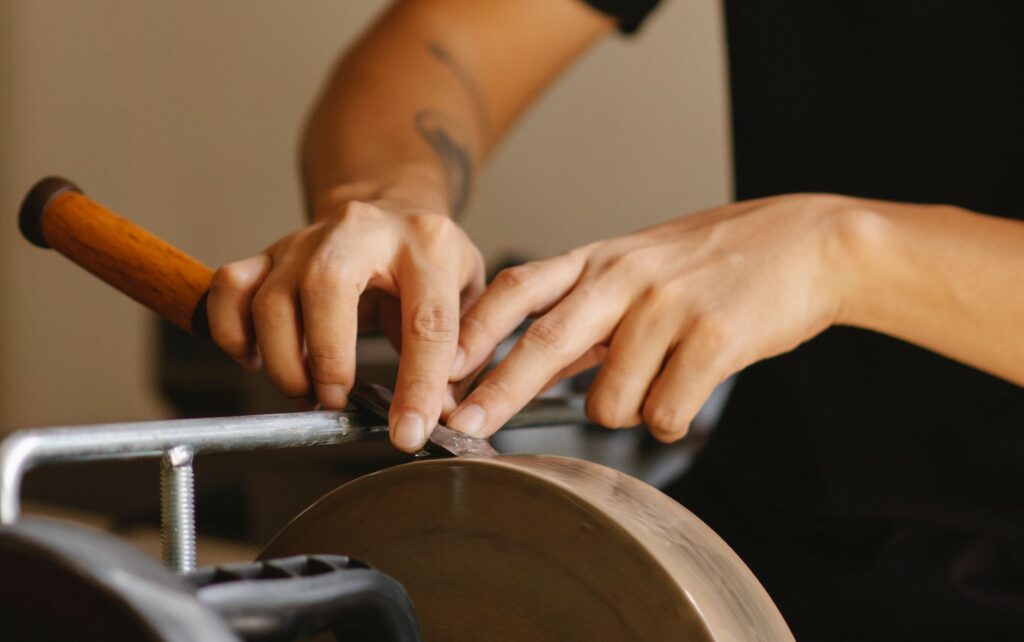 El latido de la piedra volcánica: cantería, escuadra y memoria en los obradores de Carrara