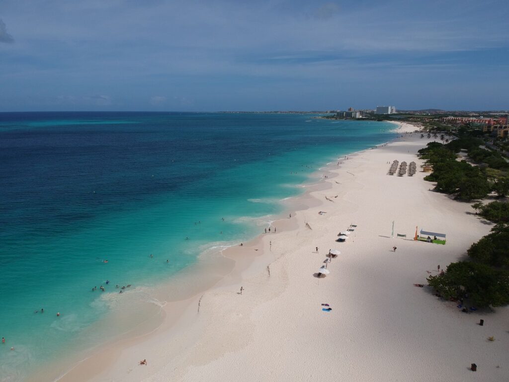 El nuevo compás de Aruba: por qué la isla busca transformar el turismo de estancia prolongada