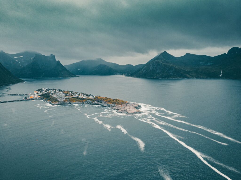 El laberinto intermodal del archipiélago de Lofoten: transbordadores, carreteras voladizas y la frágil movilidad del Círculo Polar