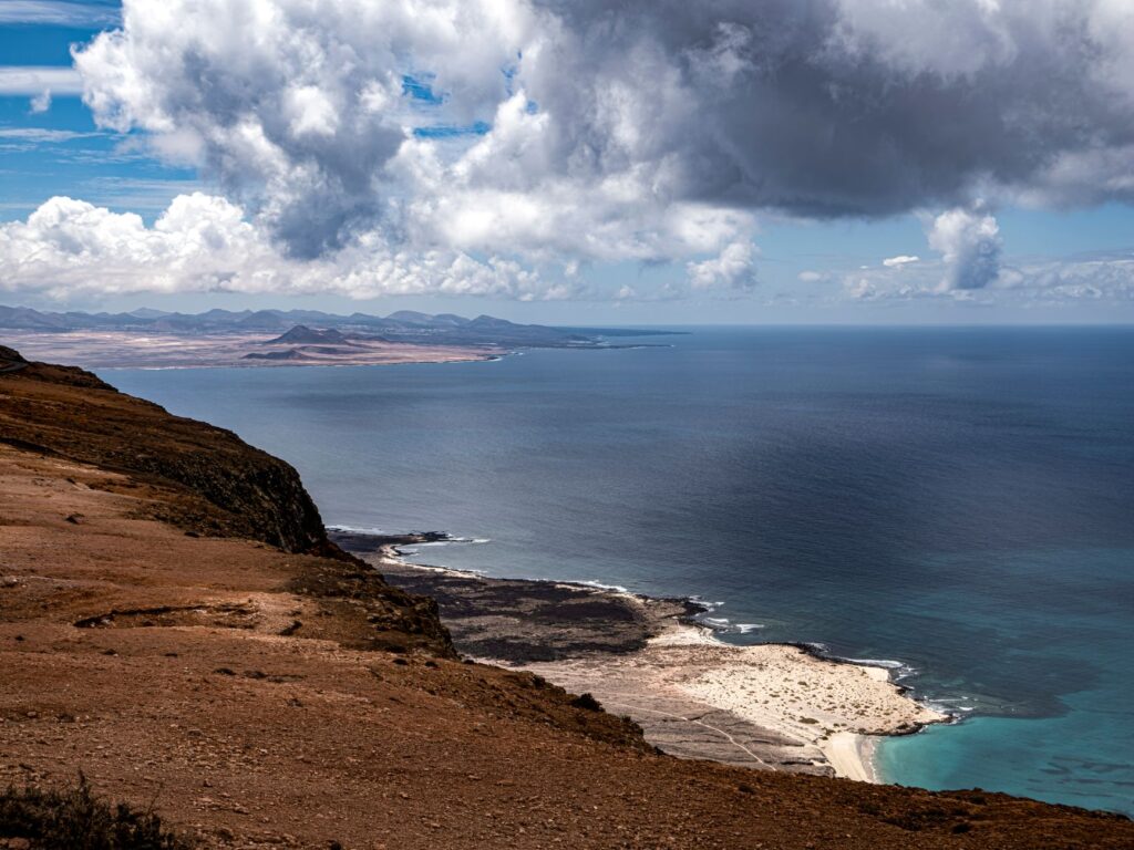 El latido meridional de Fuerteventura: Caminos de jable, puertos de cabotaje y la conectividad insular de Jandía