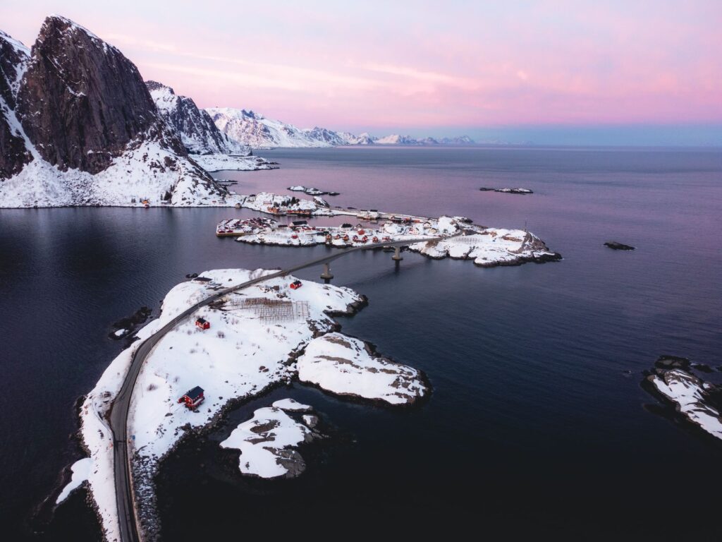 El laberinto intermodal del archipiélago de Lofoten: transbordadores, carreteras voladizas y la frágil movilidad del Círculo Polar