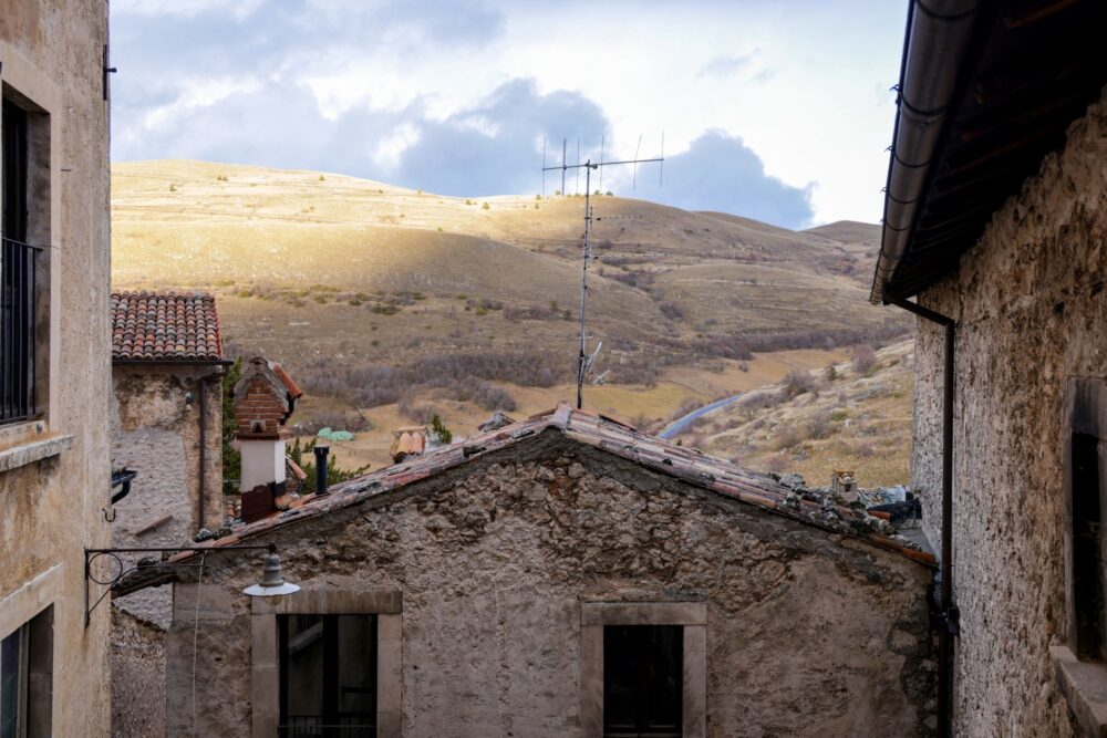 La pausa habitada: la arquitectura invisible del viaje y el territorio