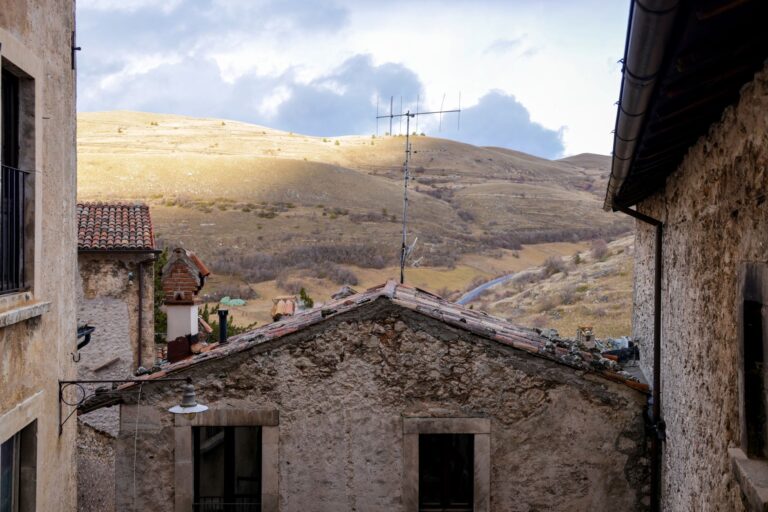 La pausa habitada: la arquitectura invisible del viaje y el territorio