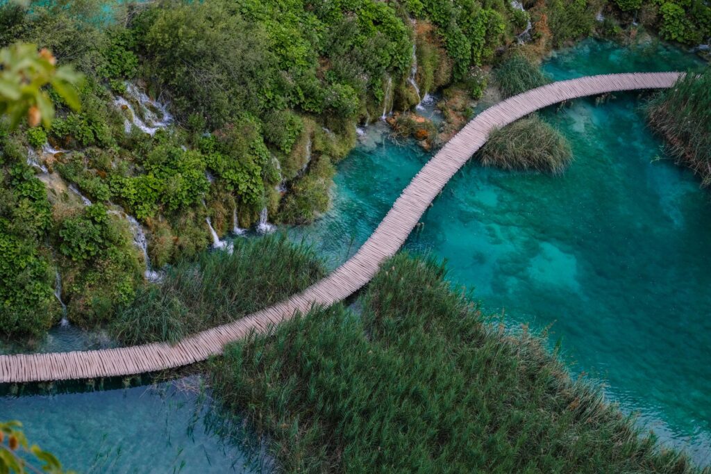 El silencio milenario de los lagos de Plitvice: ingeniería de pasarelas y el ritmo secreto del agua en Croacia