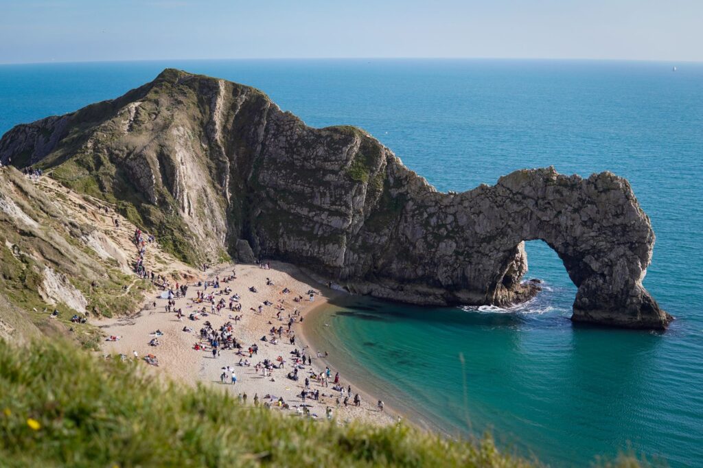 La Travesía del Sentero de la Costa Jurásica: Guía de Expedición y Senderismo por los Acantilados Fósiles de Dorset y Devon