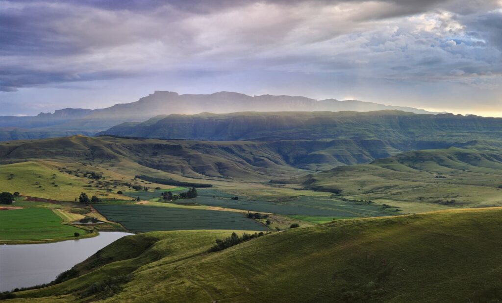 La Travesía del Sendero de Drakensberg en Sudáfrica: Guía de Expedición y Senderismo por la Cresta del Gran Escarcarpiento