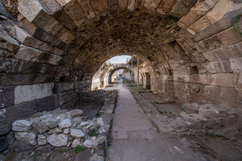 El latido meridional del Epirus: Redes de piedra, gargantas fluviales y la conectividad aislada de los pueblos de Zagori