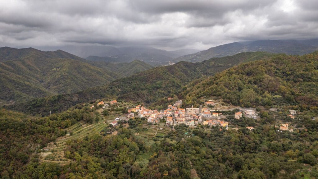 El latido del tren de la franja costera de Cinque Terre: ingeniería de roca y acantilados marinos en Liguria