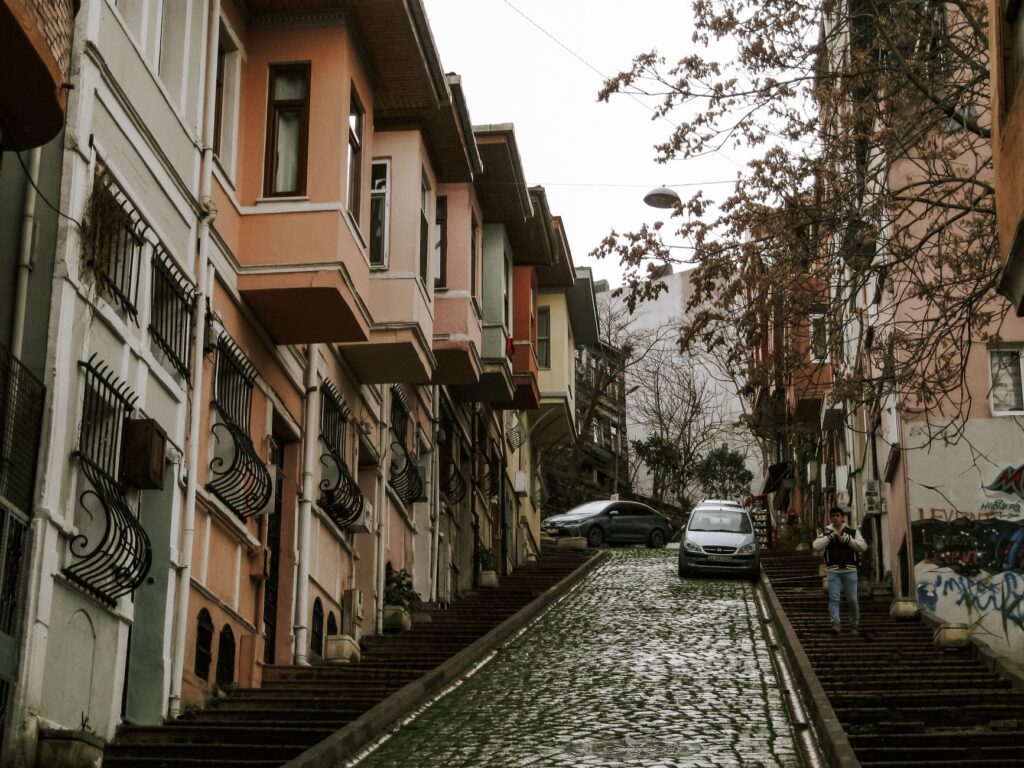 El laberinto de hierro de los funiculares de Estambul: Ingeniería otomana, topografía bicontinental y la movilidad anfibia del Bósforo