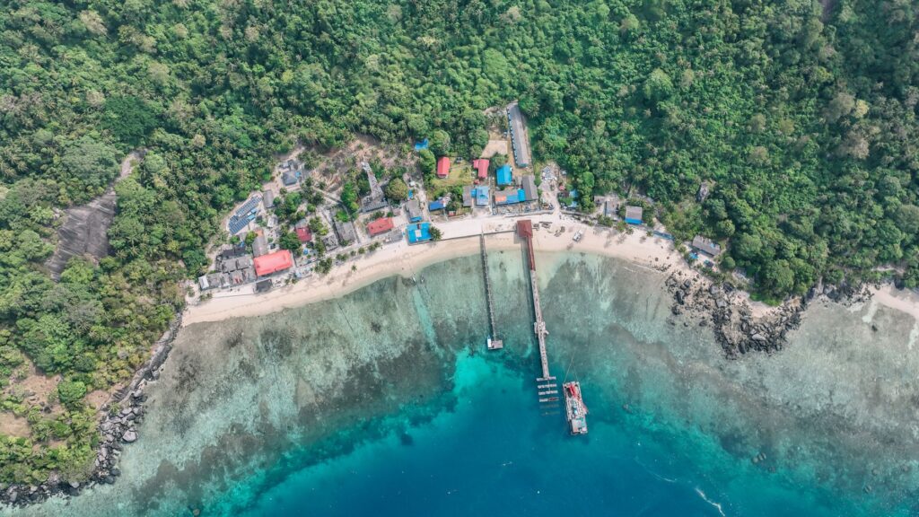 El laberinto intermodal del archipiélago de las islas de la Bahía: cayos de coral, barcazas de carga y la frágil conectividad de un santuario caribeño